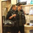 Mariah Carey et son compagnon Bryan Tanaka au magasin Louis Vuitton, à Aspen. Le 23 décembre 2017.