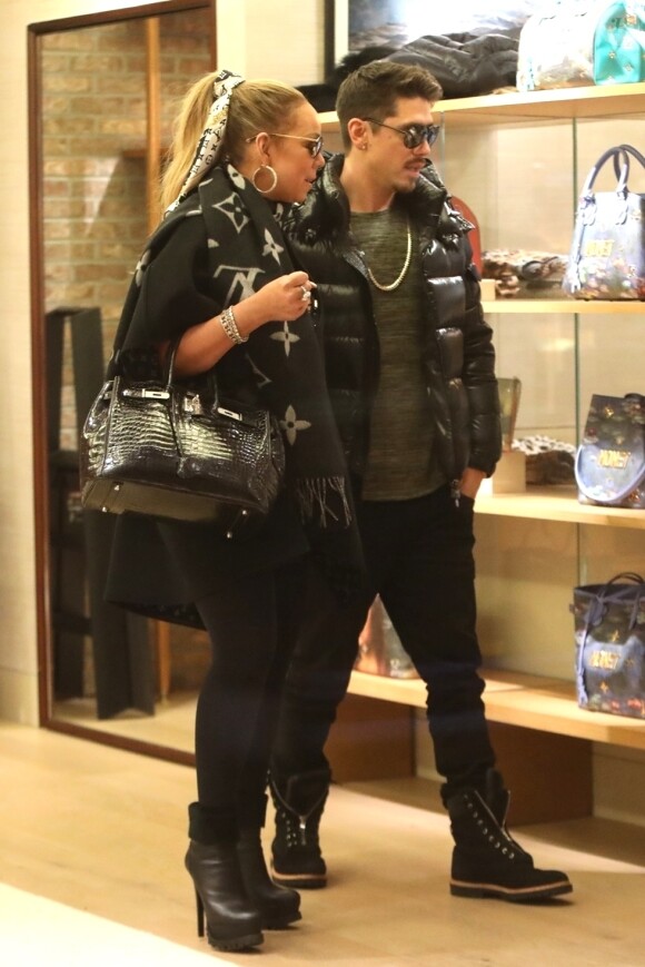 Mariah Carey et son compagnon Bryan Tanaka au magasin Louis Vuitton, à Aspen. Le 23 décembre 2017.