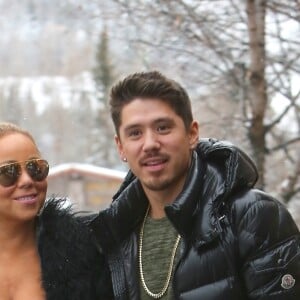 Mariah Carey et son compagnon Bryan Tanaka au magasin Louis Vuitton, à Aspen. Le 23 décembre 2017.