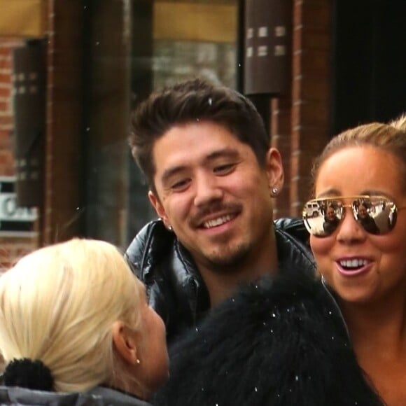 Mariah Carey et son compagnon Bryan Tanaka au magasin Louis Vuitton, à Aspen. Le 23 décembre 2017.