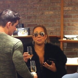 Mariah Carey et son compagnon Bryan Tanaka au magasin Louis Vuitton, à Aspen. Le 23 décembre 2017.