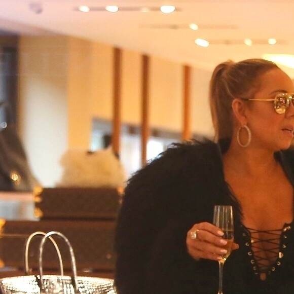 Mariah Carey et son compagnon Bryan Tanaka au magasin Louis Vuitton, à Aspen. Le 23 décembre 2017.