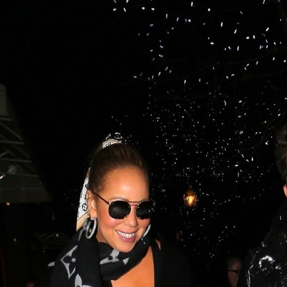 Mariah Carey et son compagnon Bryan Tanaka au magasin Louis Vuitton, à Aspen. Le 23 décembre 2017.