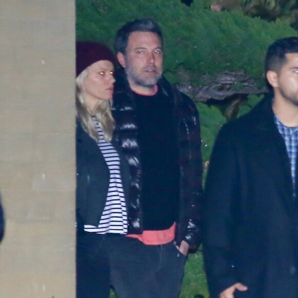 Ben Affleck et sa compagne Lindsay Shookus à Malibu le 26 décembre 2017. 