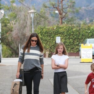 Jennifer Garner est allée comme chaque dimanche, avec ses enfants Violet et Samuel à la messe à l'église de Pacific Palidades à Los Angeles, le 10 décembre 2017.