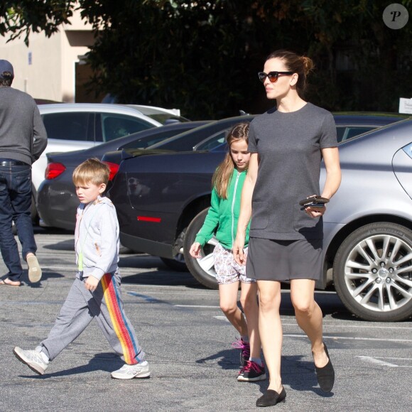 Jennifer Garner est allée comme chaque dimanche, avec ses trois enfants Violet, Seraphina et Samuel à la messe à l'église de Pacific Palidades. Une fois la cérémonie religieuse terminée, Jennifer a emmené ses enfants déjeuner, le 3 décembre 2017.