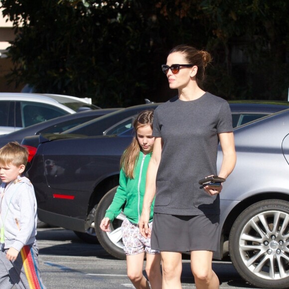 Jennifer Garner est allée comme chaque dimanche, avec ses trois enfants Violet, Seraphina et Samuel à la messe à l'église de Pacific Palidades. Une fois la cérémonie religieuse terminée, Jennifer a emmené ses enfants déjeuner, le 3 décembre 2017.