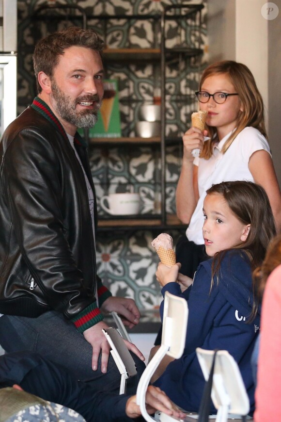 Ben Affleck et J.Garner se retrouvent avec leurs filles Seraphina et Violet pour déguster une glace chez Rori's à Santa Monica, le 12 octobre 2017.