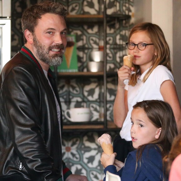 Ben Affleck et J.Garner se retrouvent avec leurs filles Seraphina et Violet pour déguster une glace chez Rori's à Santa Monica, le 12 octobre 2017.