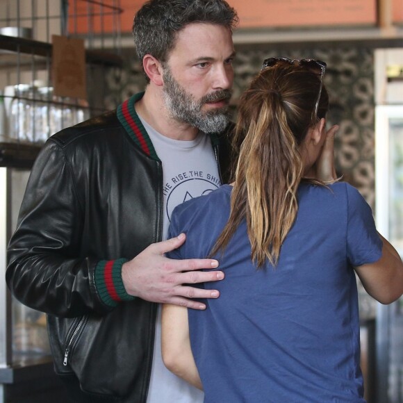 Ben Affleck et Jennifer Garner se retrouvent avec leurs filles Seraphina et Violet pour déguster une glace chez Rori's à Santa Monica, le 12 octobre 2017.