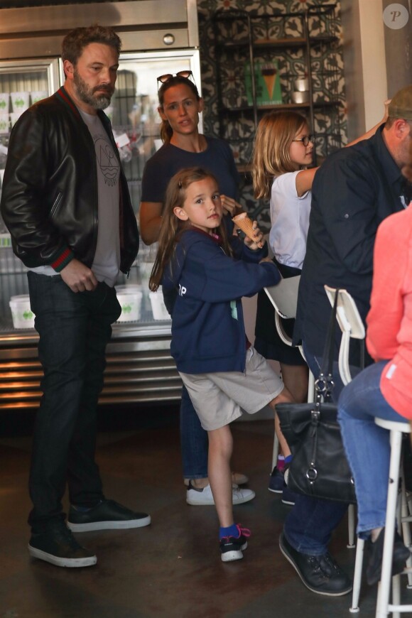 Ben Affleck et Jennifer Garner se retrouvent avec leurs filles Seraphina et Violet pour déguster une glace chez Rori's à Santa Monica, le 12 octobre 2017.