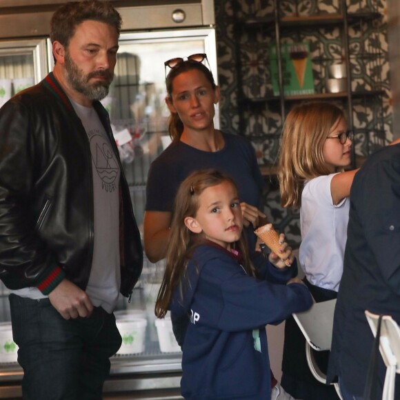 Ben Affleck et Jennifer Garner se retrouvent avec leurs filles Seraphina et Violet pour déguster une glace chez Rori's à Santa Monica, le 12 octobre 2017.