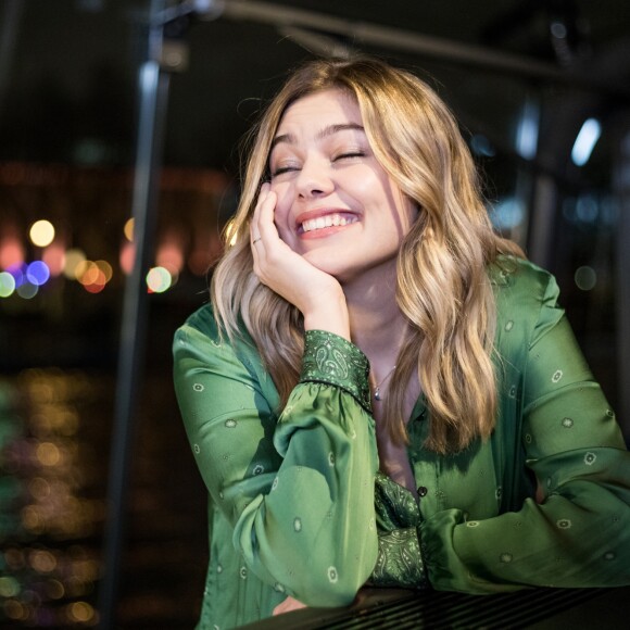 Exclusif - Louane Emera lors de l'enregistrement de l'émission "Toute la musique qu'on aime" présentée par Nikos Aliagas à Paris le 4 décembre 2017. L'émission sera diffusée sur TF1 le 31 décembre 2017. © Cyril Moreau / Bestimage