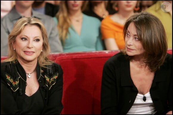 Véronique Sanson et sa soeur Violaine dans "Vivement Dimanche, en avril 2005.