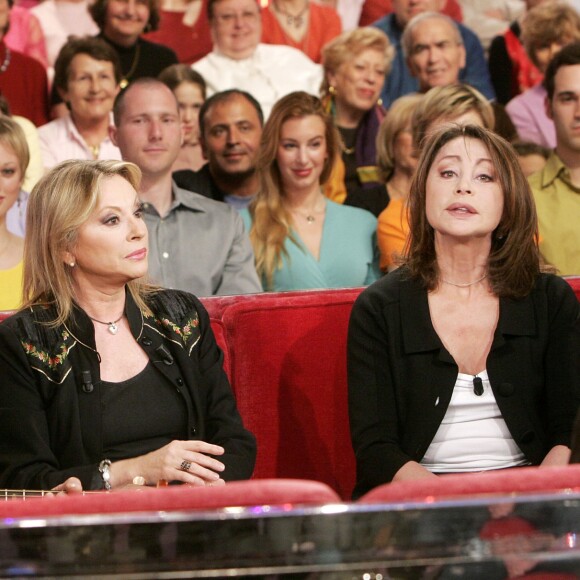 Véronique Sanson et sa soeur Violaine dans "Vivement Dimanche, en avril 2005.