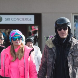 Exclusif - Paris Hilton et son compagnon Chris Zylka vont faire du ski à Aspen le 28 décembre 2017.