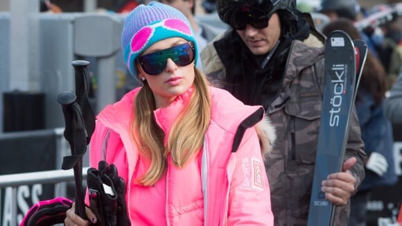 Paris Hilton, in love et tout de rose vêtue au ski : "Aspen Barbie"