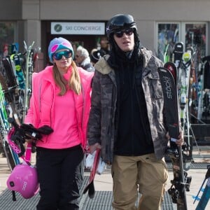 Exclusif - Paris Hilton et son compagnon Chris Zylka vont faire du ski à Aspen le 28 décembre 2017.