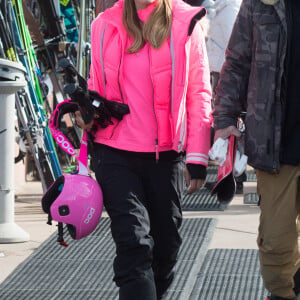 Exclusif - Paris Hilton et son compagnon Chris Zylka vont faire du ski à Aspen le 28 décembre 2017.