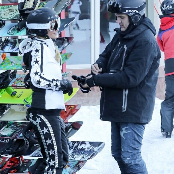 Exclusif - Paris Hilton et son compagnon Chris Zylka font du ski à Aspen, le 28 décembre 2017.