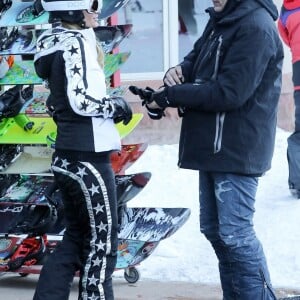 Exclusif - Paris Hilton et son compagnon Chris Zylka font du ski à Aspen, le 28 décembre 2017.