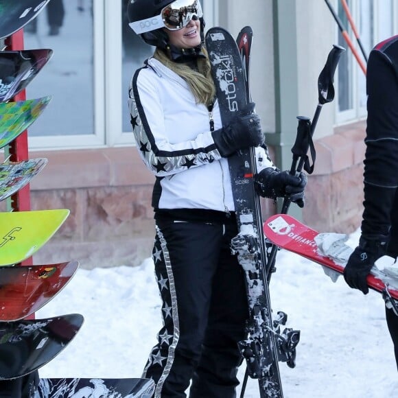 Exclusif - Paris Hilton et son compagnon Chris Zylka font du ski à Aspen, le 28 décembre 2017.