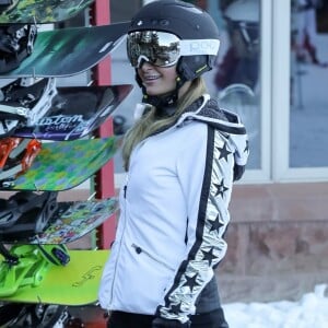 Exclusif - Paris Hilton et son compagnon Chris Zylka font du ski à Aspen, le 28 décembre 2017.