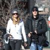 Paris Hilton et son compagnon Chris Zylka se promènent à Aspen, le 28 décembre 2017.