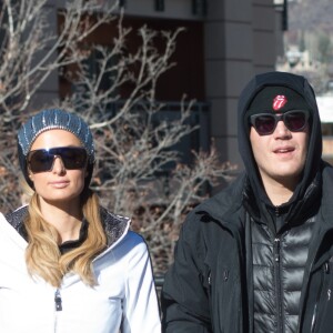 Paris Hilton et son compagnon Chris Zylka se promènent à Aspen, le 28 décembre 2017.