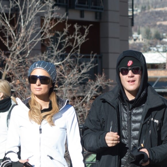 Paris Hilton et son compagnon Chris Zylka se promènent à Aspen, le 28 décembre 2017.