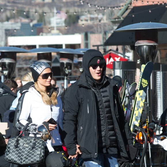 Paris Hilton et son compagnon Chris Zylka se promènent à Aspen, le 28 décembre 2017.