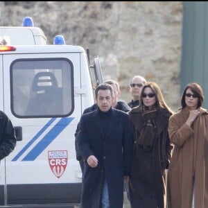 NICOLAS SARKOZY ET SA FEMME CARLA BRUNI ACCOMPAGNES DE MAURIZIO REMMERT, PERE DE CARLA ET DE SA FEMME MARCIA DE LUCA SONT ALLES SE PROMENER EN FORET AVANT DE PRENDRE UN CAFE A LA FLOTILLE. LE COUPLE A PASSE LEUR PREMIERE NUIT DANS LA RESIDENCE "LE PAVILLON DE LA LANTERNE". 03/02/2008 - Versailles