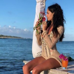 Nabilla profite de ses vacances de rêve avec son amoureux Thomas Vergara à l'île Maurice pour les fêtes de fin d'année 2017.