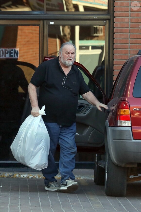 Exclusif -Thomas Markle, le père de Meghan Markle, fait des courses dans les rues de Rosarito au Mexique, le 6 décembre 2017.