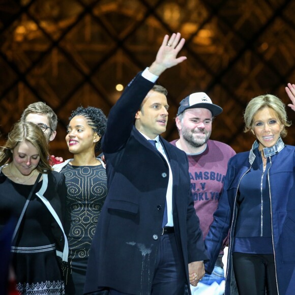 Emmanuel Macron avec sa femme Brigitte Macron au musée du Louvre à Paris, après la victoire lors du deuxième tour de l'élection présidentielle le 7 mai 2017.