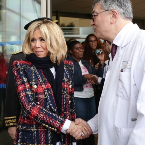 La première dame Brigitte Macron et le docteur Francois Lhote lors de la visite du centre hospitalier Delafontaine à Saint-Denis dans le cadre de la journée mondiale de lutte contre le Sida le 1er décembre 2017. © Stéphane Lemouton / Bestimage