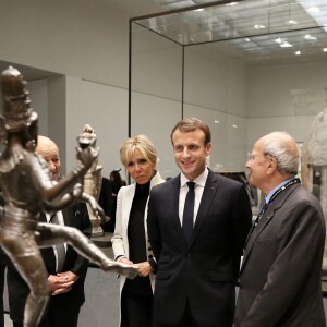 Marc Ladreit de Lacharriere, le président de la République Emmanuel Macron et sa femme la Première Dame Brigitte Macron (Trogneux) - Le président de la République et sa femme la Première Dame lors de la cérémonie d'inauguration du musée du Louvre Abu Dhabi, aux Emirats arabes unis, le 8 novembre 2017. © Dominique Jacovides/Bestimage