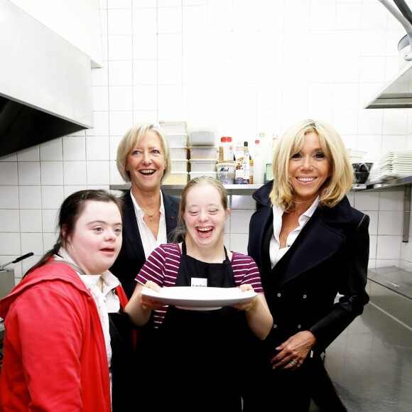 Semi-Exclusif - Brigitte Macron, accompagnée de Sophie Cluzel, Secrétaire d'État auprès du Premier ministre, chargée des Personnes handicapées, s'est rendue au restaurant Le Reflet, qui donne leur chance aux personnes trisomiques, présentes en salle comme en cuisine. Nantes, le 27 Octobre 2017 © Dominique Jacovides / Bestimage