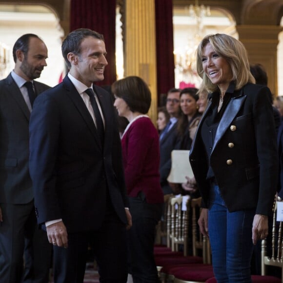 Le président Emmanuel Macron, sa femme la Première Dame Brigitte Macron (Trogneux) et le premier ministre Edouard Philippe reçoivent des personnalités à l'Elysée à l'occasion de la Journée internationale pour l'élimination des violences faites aux femmes à Paris le 25 novembre 2017. © Zihnioglu Kamil / Pool / Bestimage