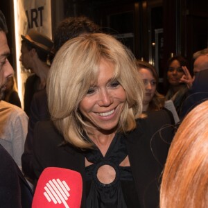 Exclusif - La Première Dame Brigitte Macron (Trogneux) et Tristan Bromet son chef de cabinet- La Première Dame française et des figures du gouvernement assistent à la représentation de la pièce "Les chatouilles (Ou la danse de la colère)" d'Andréa Bescond portant sur la pédophilie au théâtre Antoine à Paris, France, le 16 octobre 2017. Il s'agissait pour la première dame et les membres du gouvernement de montrer leur solidarité aux victimes de violences sexuelles. Agence Bestimage