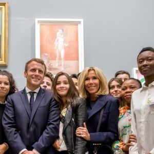 Le président de la République française Emmanuel Macron, sa femme la Première Dame Brigitte Macron (Trogneux), la ministre de la Culture Françoise Nyssen et une classe d'un lycée de Montfermeil (93) - Le couple présidentiel à l'inauguration de l'exposition "Picasso 1932, année érotique" en présence de la fille du peintre au musée Picasso à Paris, France, le 8 octobre 2017. © Ian Langsdon/Pool/Bestimage