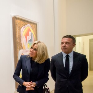 Olivier Widmaier Picasso et la Première Dame Brigitte Macron (Trogneux) devant Le rêve (qui présente perdue dans des pensées érotiques Marie-Thérèse Walter) - Le couple présidentiel à l'inauguration de l'exposition "Picasso 1932, année érotique" en présence de la fille du peintre au musée Picasso à Paris, France, le 8 octobre 2017. © Ian Langsdon/Pool/Bestimage