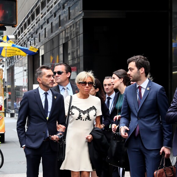 Pierre-Olivier Costa, directeur de cabinet, Tristan Bromet, chef de cabinet - Brigitte Macron quitte son hôtel à pied pour se rendre à l'assemblée générale des Nations Unies pour le discours du président de la république à New York le 19 septembre 2017. © Sébastien Valiela / Bestimage