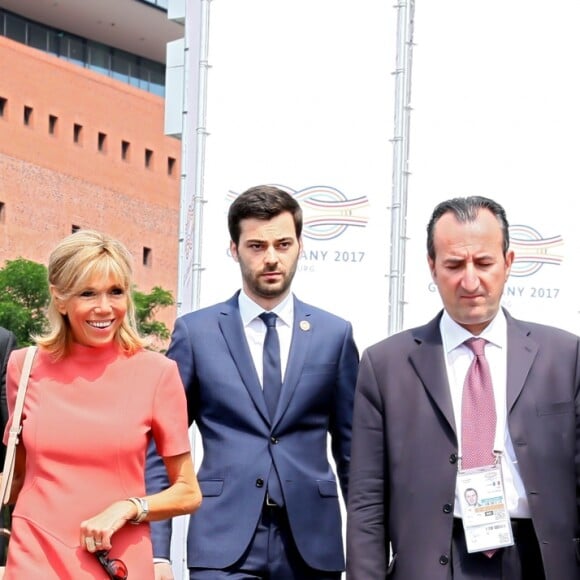 Exclusif - No Web No Blog - Pierre-Olivier Costa (Directeur de cabinet), Tristan Bromet (chef de cabinet), José Pietroboni (chef du protocole), la première dame Brigitte Macron (Trogneux) - Brigitte Macron et les conjoints des participants du sommet du G20 font une croisière à bord du bateau "Diplomat" et posent dans l'hôtel Atlantic à Hamburg, Allemagne, le 7 juillet 2017. © Sébastien Valiela/Bestimage