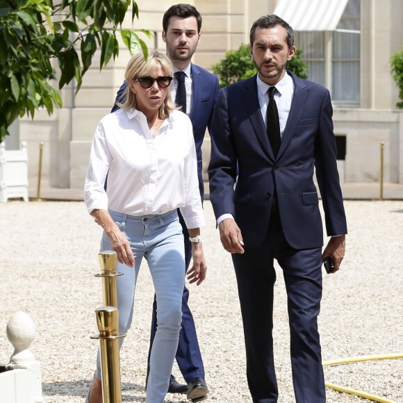 Exclusif - La première dame, Brigitte Macron (Trogneux) visite avec Pierre-Olivier Costa et Tristan Bromet les installations pour la fête de la musique dans la cour du palais de l'Elysée à Paris, France, le 21 juin 2017. © Stéphane Lemouton/Bestimage