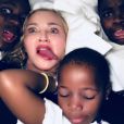 Madonna et ses enfants devant un film, décembre 2017.