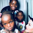 Estere et Stella avec leur grande soeur Mercy et leur mère Madonna sur Instagram, le 24 octobre 2017