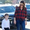 Jennifer Garner est allée chercher ses enfants Violet et Samuel à l'école à Los Angeles. L'actrice porte une chemise rouge à carreaux, un jean et des baskets, le 13 décembre 2017.