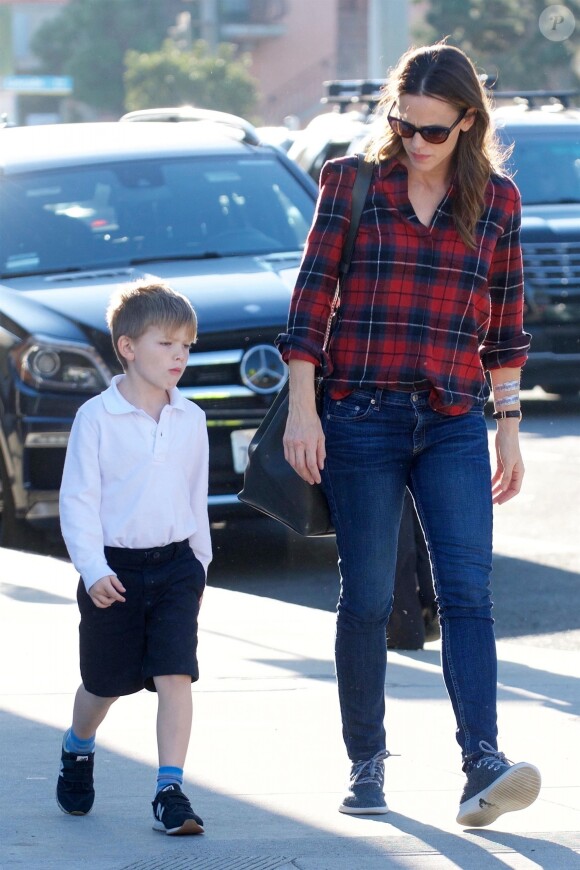 Jennifer Garner est allée chercher ses enfants Violet et Samuel à l'école à Los Angeles. L'actrice porte une chemise rouge à carreaux, un jean et des baskets, le 13 décembre 2017.