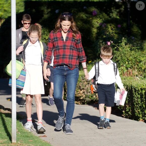 Jennifer Garner est allée chercher ses enfants Violet et Samuel à l'école à Los Angeles, le 13 décembre 2017.